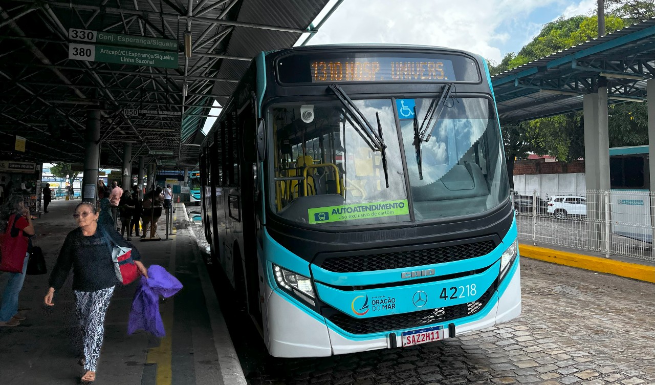 Ônibus estacionado no terminal